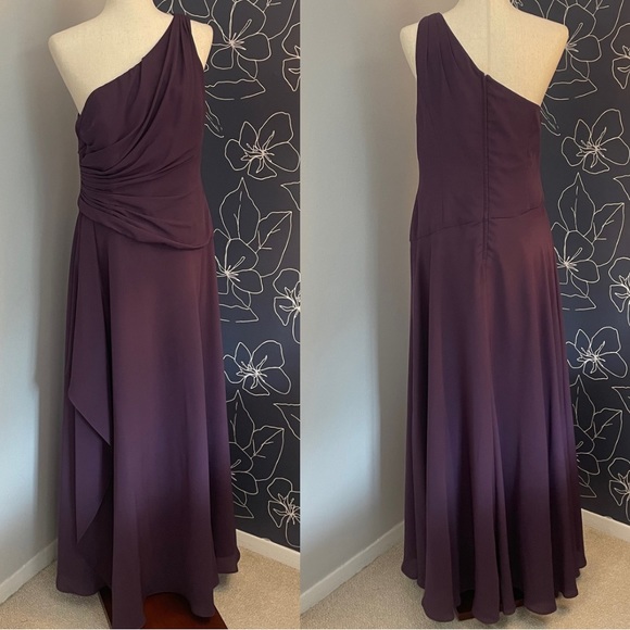 David’s Bridal one shoulder Georgette long bridesmaid dress in PLUM, Size 12 - Picture 2 of 6